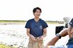 春先に行われた“田んぼアート”の田植えに参加し、スタッフとともに汗を流した竹内。このナチュラルな笑顔が、女性たちの心を虜にするんです (c)TBS