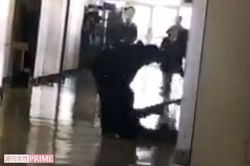 倒れたまま教諭に引きずられた（ツイッターより、画像は一部加工）