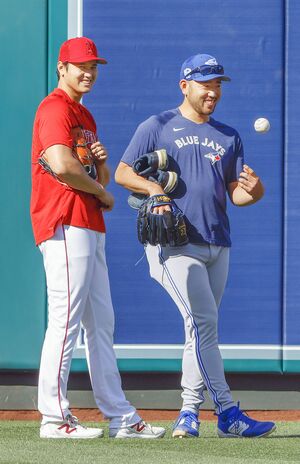 高校の先輩・菊池雄星と談笑する様子から一変。試合ではホームランを放った大谷翔平。左中間深くに飛び込む豪快な一発に現地メディアは「クレイジー」「化け物」と伝えた　写真/共同通信社