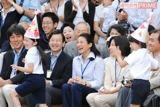 幼稚園の運動会でダンスを披露する愛子さまにご夫妻は笑顔で拍手を。平成19（2007）年10月