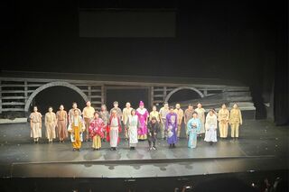 10月31日『正三角関係』のロンドン公演で、座長として挨拶をする松本潤