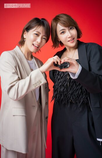 写真左から礼真琴、柚希礼音　撮影／廣瀬靖士　ヘアメイク／板倉タクマ（ヌーデ）（礼）、三島裕枝（株式会社資生堂）（柚希）スタイリスト／細見佳代（礼）、間山雄紀（M0）（柚希）　撮影協力／PROPSNOW、BACKGROUNDSFACTORY