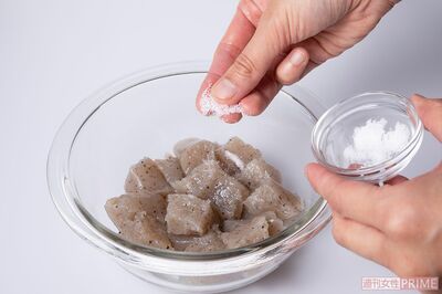 「においを消すひと手間」臭みをとるには、板こんにゃく1枚（220g）に塩小さじ1/2をもみ込み沸騰した湯で1～2分下ゆでするのが効果的。（撮影／矢島泰輔）