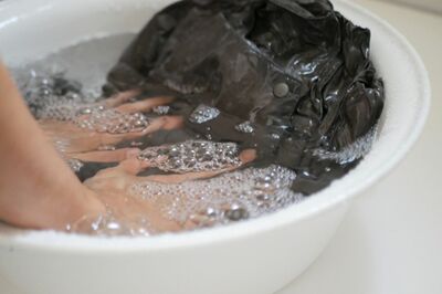 【知って楽しい雑学】衣服についた血液を落とすには漂白剤より「すぐに水洗い」！食器用洗剤もOKだけど、い…