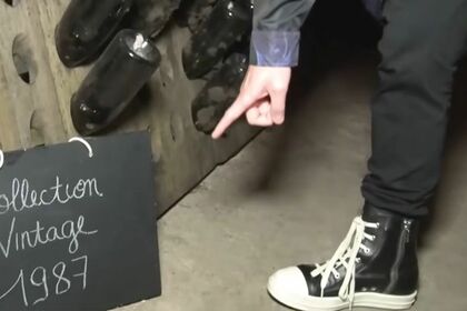 手越祐也がテレビ番組の海外ロケで履いていたハイカットのスニーカー（手越のYouTubeより）