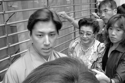 '02年、集まったマスコミに対して事情説明をする元彌（左）とセッチー