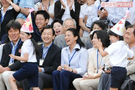 幼稚園の運動会でダンスを披露する愛子さまにご夫妻は笑顔で拍手を。平成19（2007）年10月