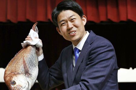 初当選に喜ぶ岸信千世衆議院議員 　写真／共同通信社