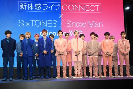 昨年末『紅白』の舞台に立った、SnowMan（写真右）とSixTONES（写真左）。大みそかは、配信ラッシュになる!?