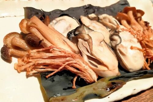 牡蠣の昆布焼き。昆布はヒレ酒のように熱燗に入れてもよし