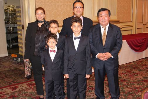 エジプト調査50周年記念祝賀会で龍人さんと家族とともに