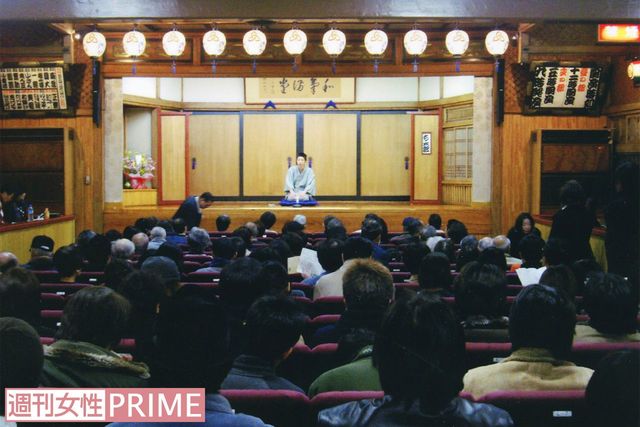 落語家は「寄席」の「高座」に上がって落語を披露する