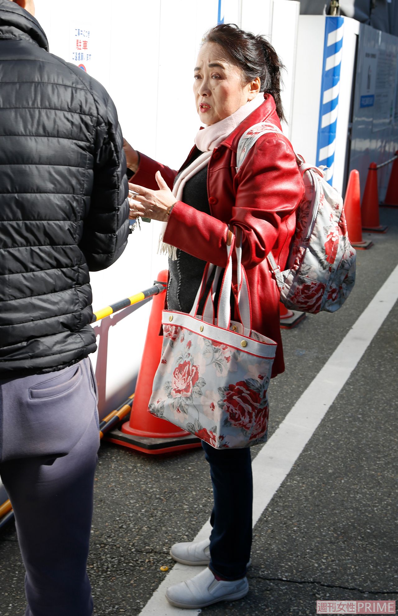 自宅マンションから、赤ジャケットに黒パンツという服装で現れた渡辺えり