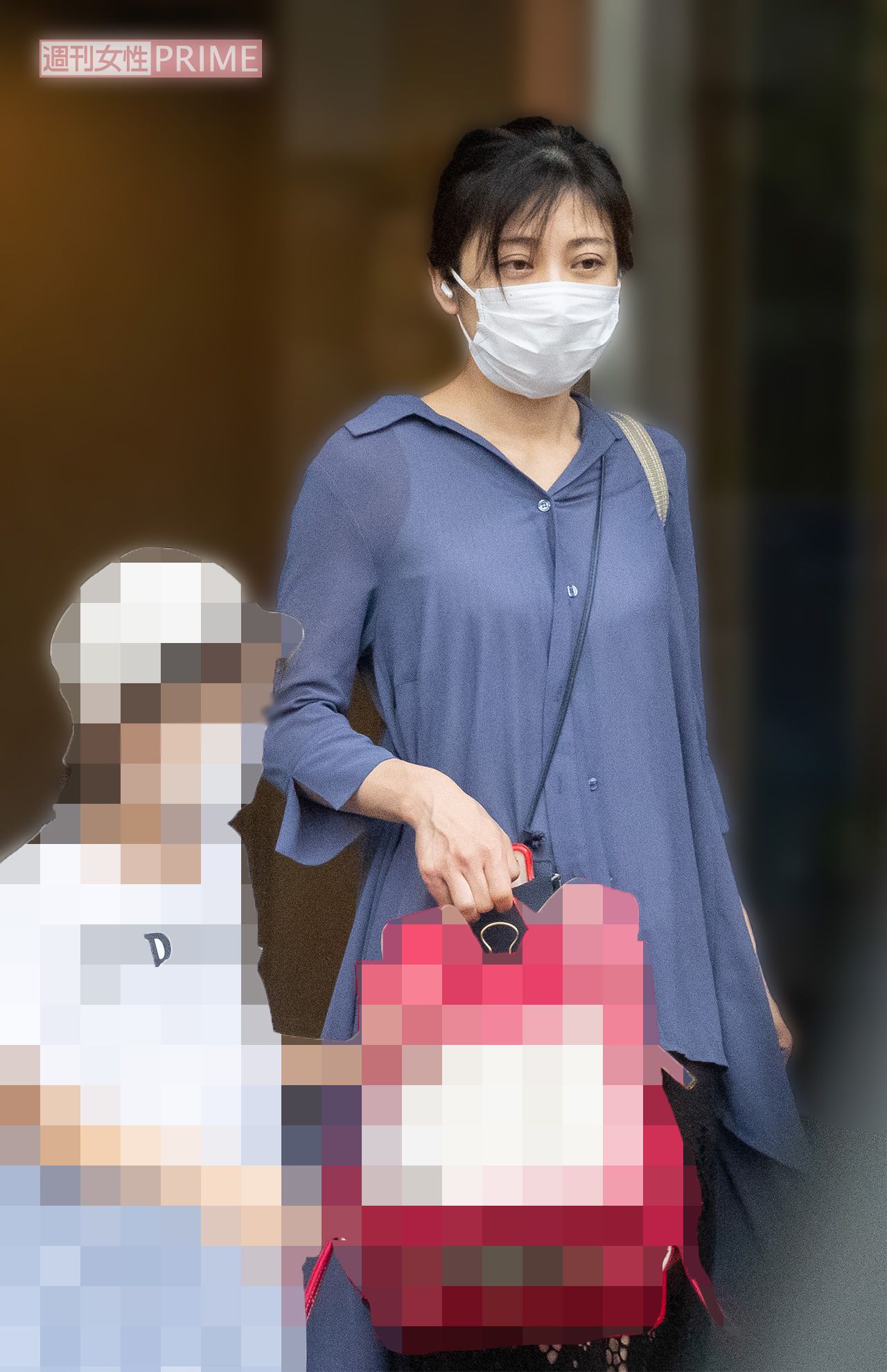 9月下旬、越してきたばかりのマンションから、周囲を警戒しつつ長女を見送りに出る熊田曜子