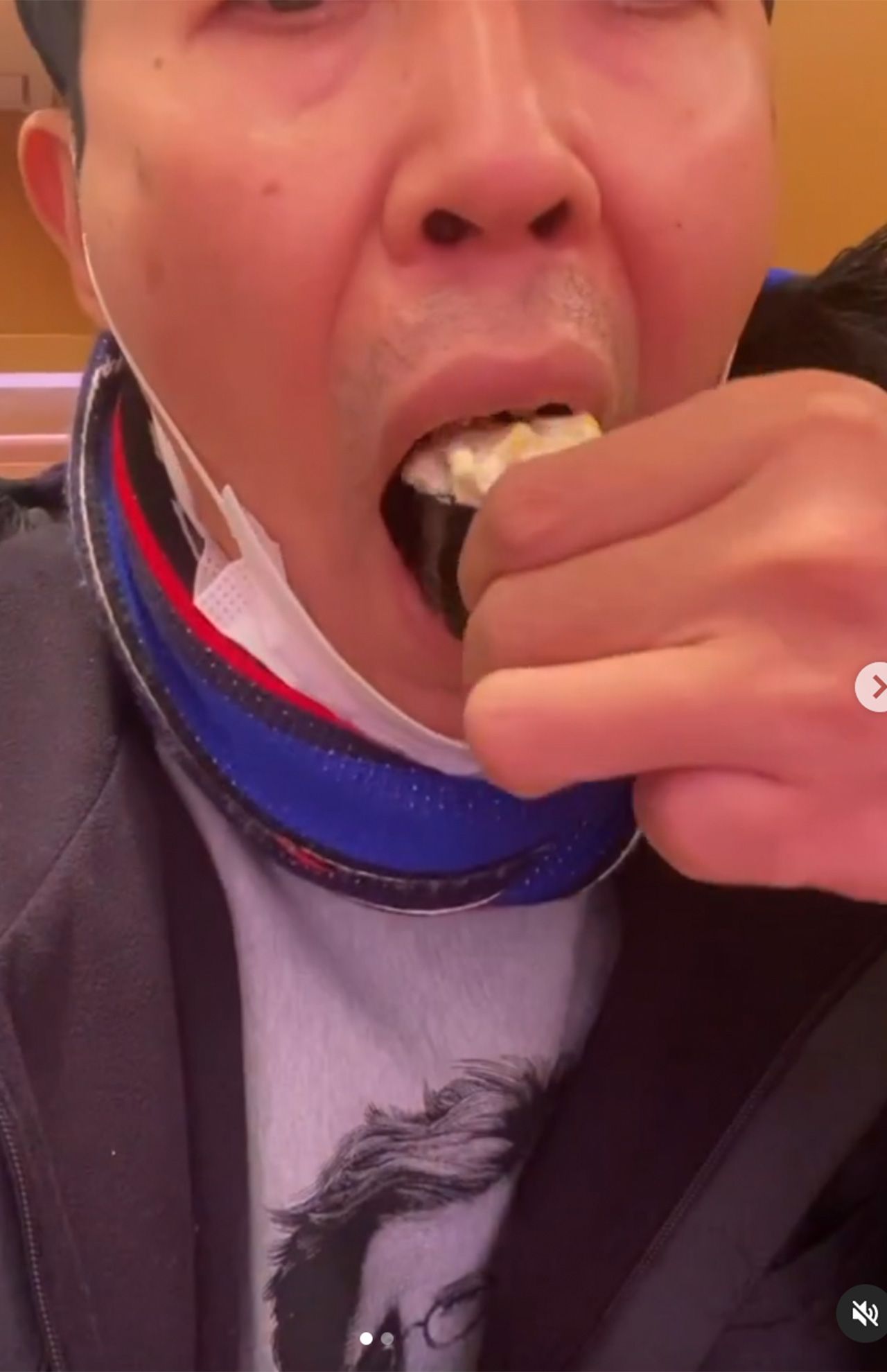 回転寿司ペロペロ騒動後にパトロールに出かけるも、美味しすぎて食事に夢中になった小籔千豊