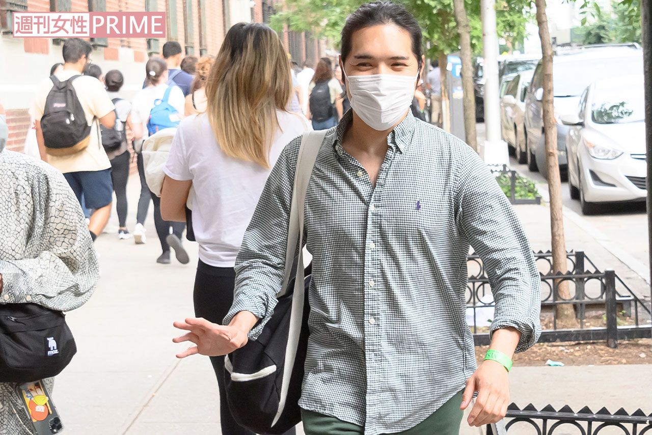 NY州の司法試験初日を終えた小室圭さんを記者が直撃すると制するような仕草を