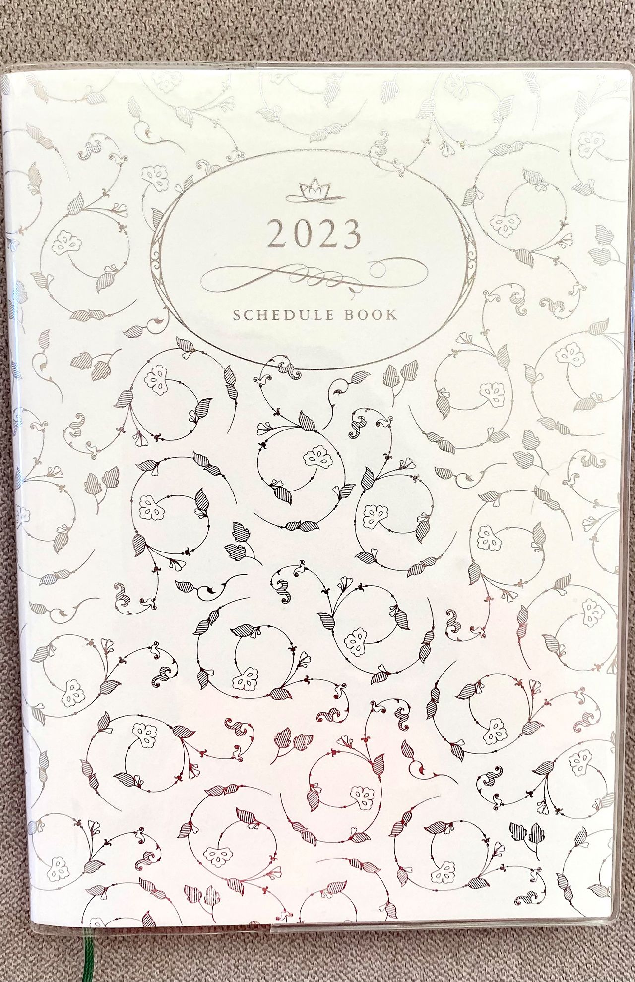 金運アップのため、その年のラッキーカラーの手帳を使う。三浦さんの2023年のラッキーカラーは「白」
