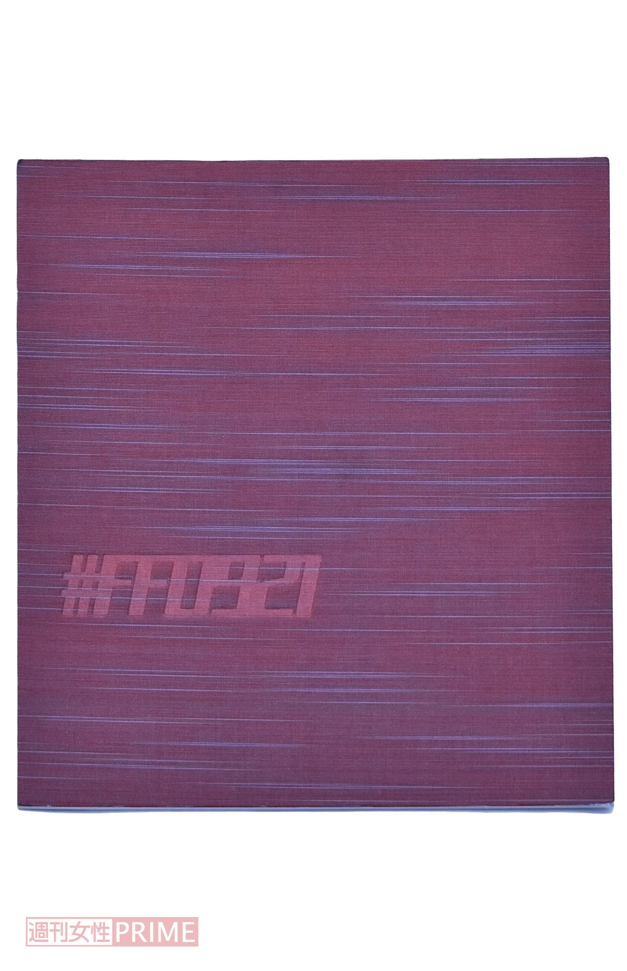 写真集は30cm×25cmの大きさで、菅田将暉と小松菜奈の顔写真もないまま書店で販売されている