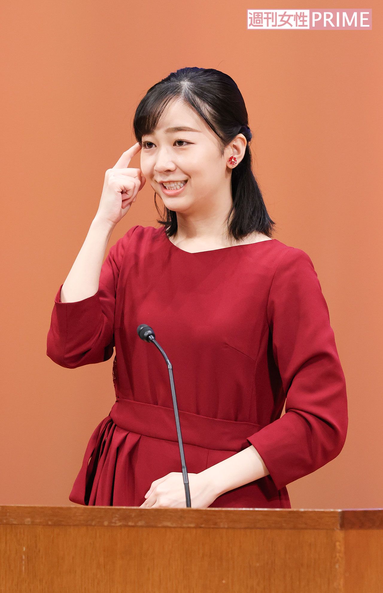 『思う』の手話。 右手の人さし指をこめかみに（『全国高校生手話パフォーマンス甲子園』で手話を披露された佳子さま）