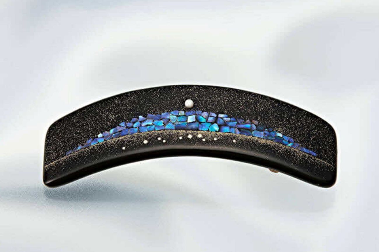 佳子さまが着用された輪島塗のバレッタ（ブランド公式HPより）