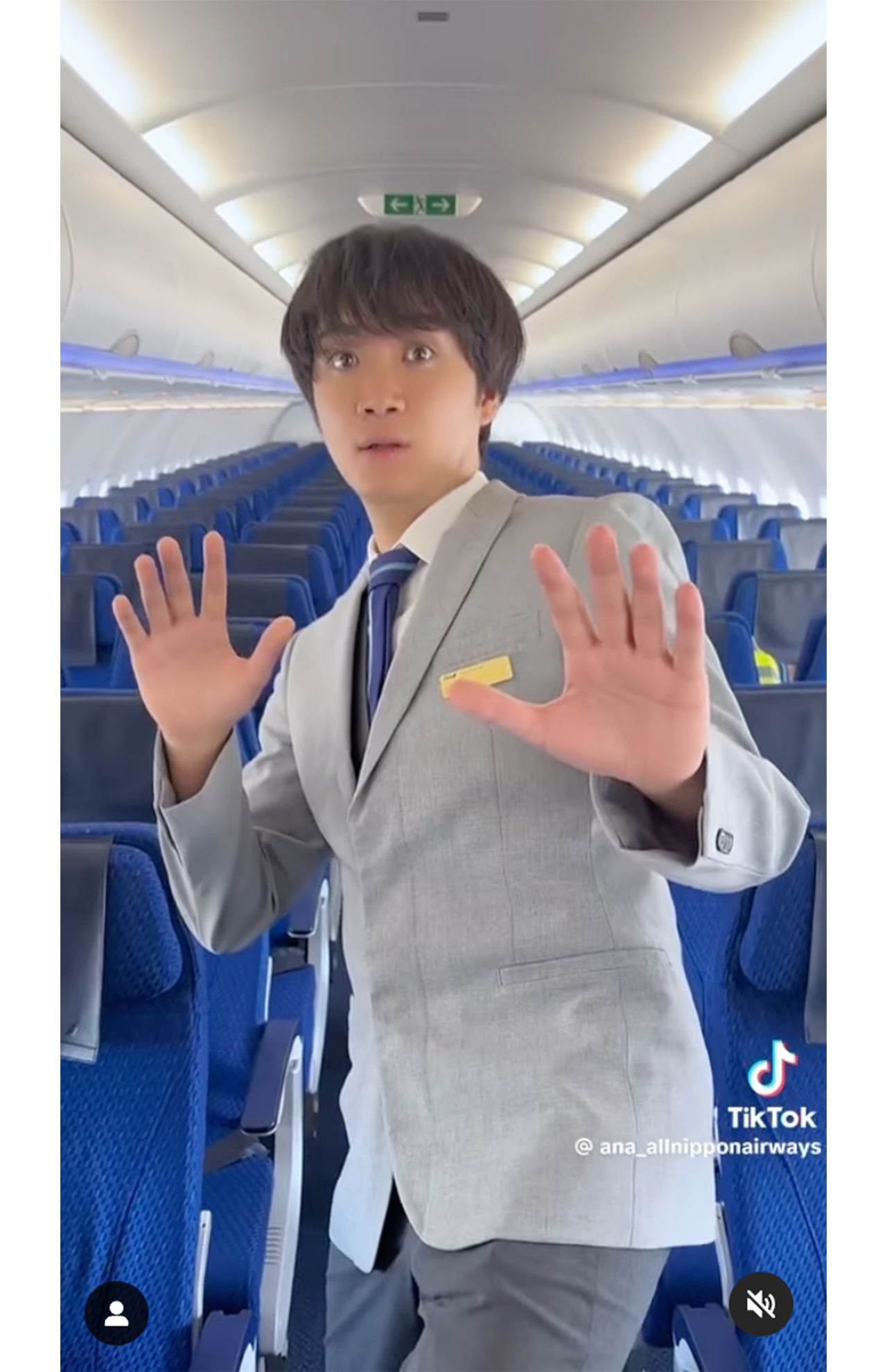 ANAの制服を着た『コムドット』やまと・ゆうまが出演するPR動画（ANA公式SNSより）