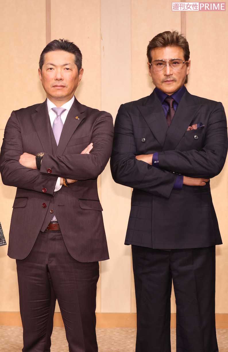 左から、福岡ソフトバンクホークスの小久保裕紀監督、北海道日本ハムファイターズの新庄剛志監督