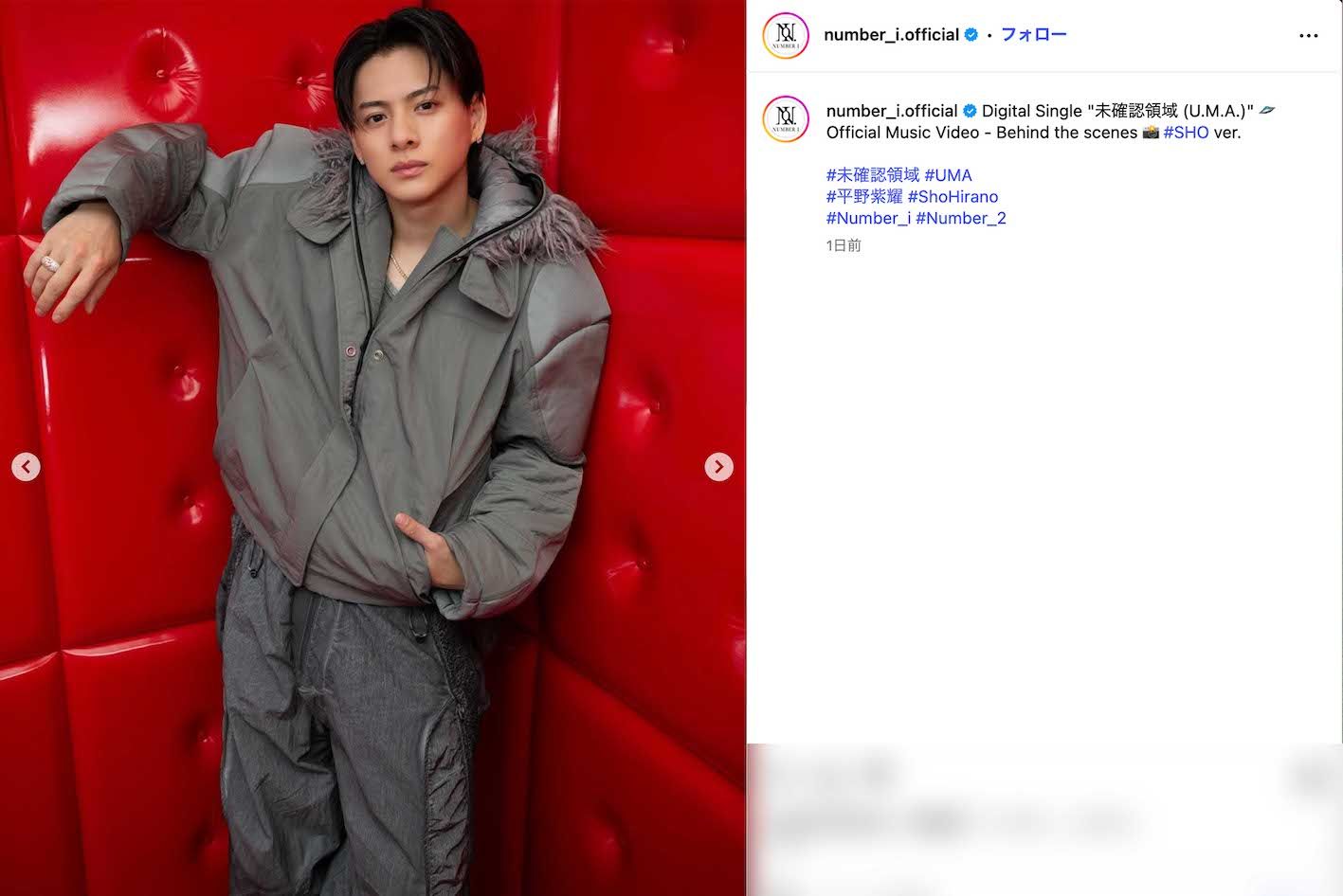 『未確認領域(U.M.A.)』MVビハインドシーンの平野紫耀。7:3分けに銀縁眼鏡の姿と、若々しいスタイルにキメ顔姿のギャップが話題に（Number_i公式インスタグラムより）