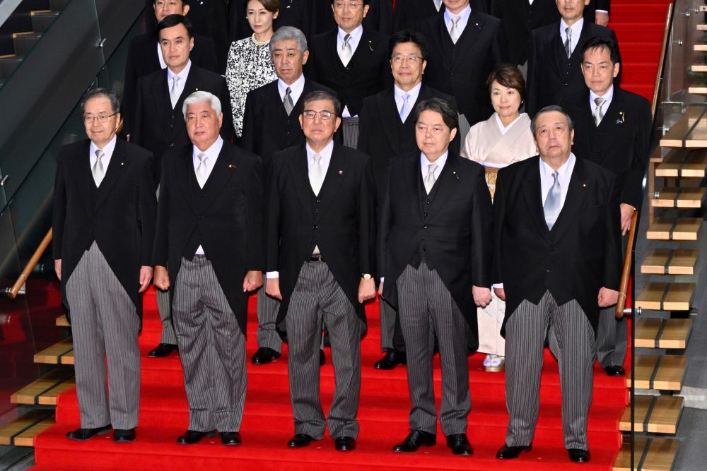 だらしないスーツが批判を呼んだ石破前首相（そのほかの閣僚もひどい）