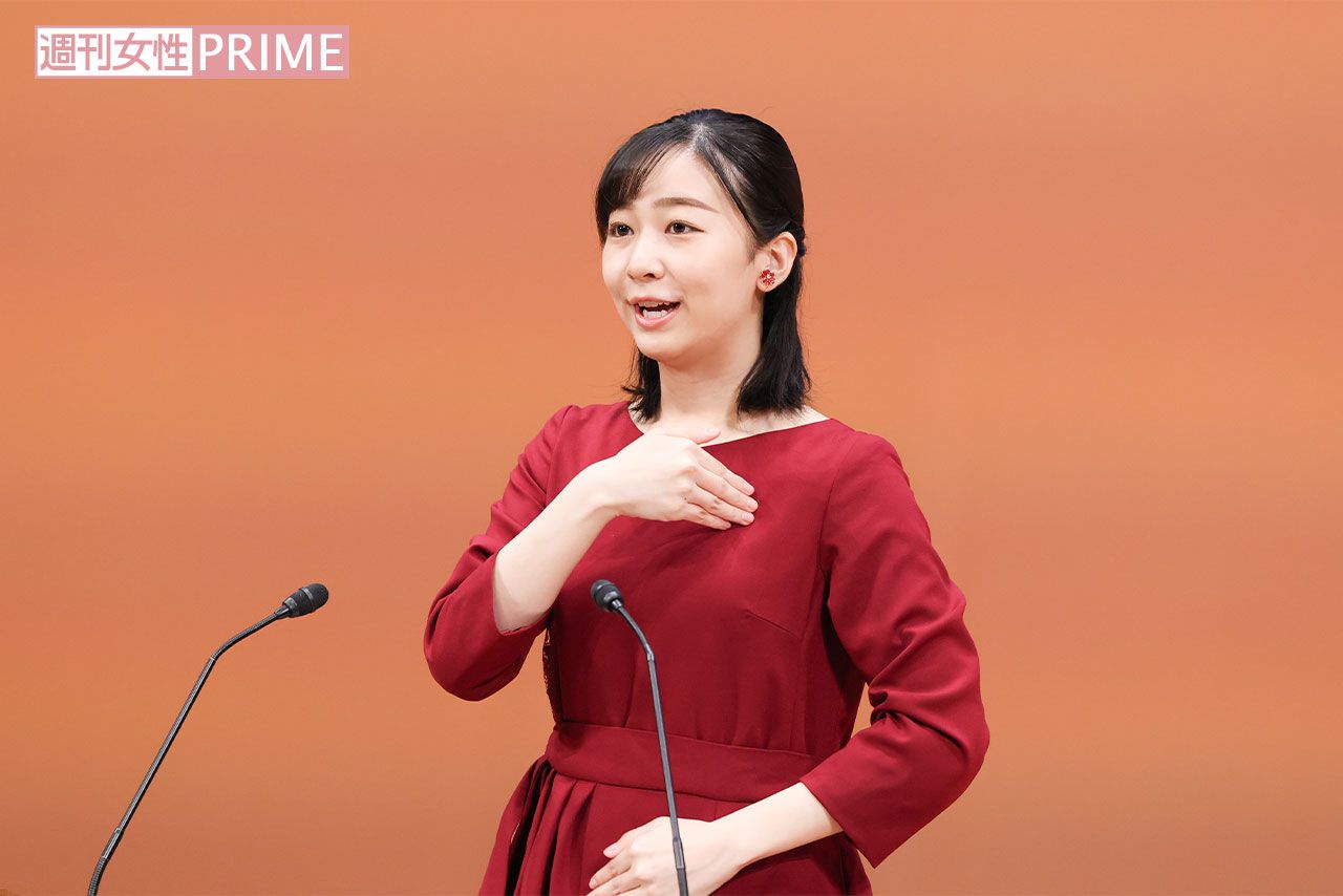 『できる』の手話。 湾曲させた右手の指先を、左胸に当ててから、右胸に当てる（『全国高校生手話パフォーマンス甲子園』で手話を披露された佳子さま）