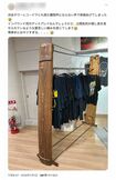 タワーレコード渋谷店に設置されていた“琴ラック”。縦置きにされた琴は穴を開けられ、その穴にTシャツを吊るすためのバーが通されている(Xより、現在は撤去済み)
