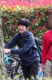 自転車を押しながら友人と談笑される悠仁さま。大学での生活は充実しているようだ(大学関係者提供)