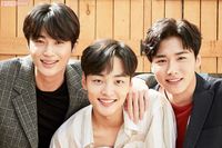 韓流美男子トリオが時代劇ラブコメディーに挑戦!　魅惑の“資本主義微笑”が炸裂