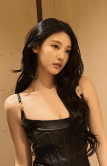 SNSの投稿では、露出の多いコーディネートが目立つ(公式インスタグラムより)