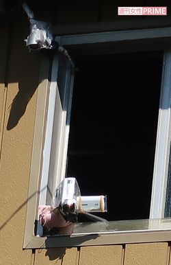 自宅マンション上層階の共有窓には、角度を変えた監視カメラを2台も設置していた