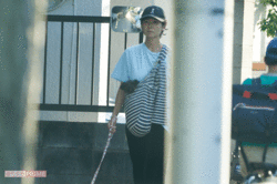 犬の散歩と買い物をすませて帰路につく真木