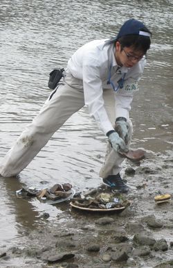 引き上げ作業をするときは手を切らないよう、革の手袋をして川底をさらう