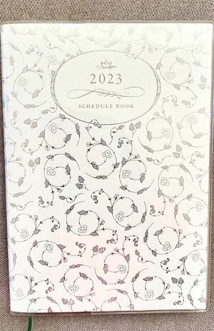 金運アップのため、その年のラッキーカラーの手帳を使う。三浦さんの2023年のラッキーカラーは「白」