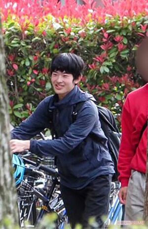自転車を押しながら友人と談笑される悠仁さま。大学での生活は充実しているようだ（大学関係者提供）