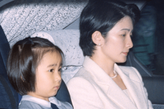 香淳皇后が逝去し、皇居を出る紀子さまと佳子さま（2000年6月16日）写真/共同通信社