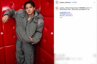 『未確認領域 (U.M.A.)』MVビハインドシーンの平野紫耀。7:3分けに銀縁眼鏡の姿と、若々しいスタイルにキメ顔姿のギャップが話題に（Number_i公式インスタグラムより）