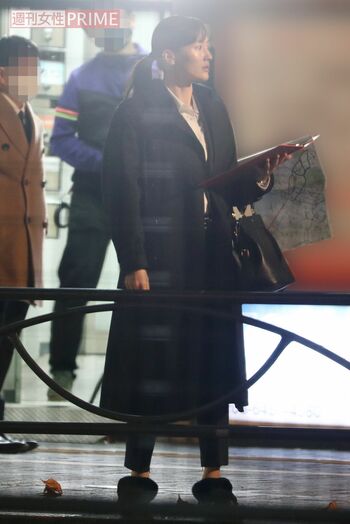 凛とした表情で撮影に挑む