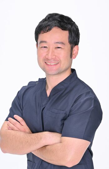 中村雅俊先生●西九州大学リハビリテーション学部准教授／理学療法士。3秒筋トレについての国際論文を2022年に発表。ニューヨーク・タイムズで取り上げられ話題に。NHKの『ガッテン！』、テレビ朝日系の『グッド！モーニング』など数々のメディアで取り上げられる。