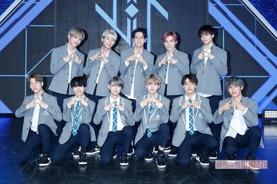 「PRODUCE101JAPAN」時代の制服を着て、みんなで“プデュ”ポーズ