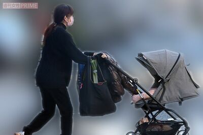 第2子を乗せたベビーカーを押す上原多香子（'21年12月）