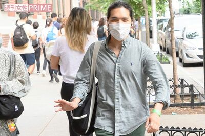 NY州の司法試験初日を終えた小室圭さんを記者が直撃すると制するような仕草を