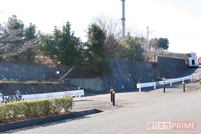 現場のガードレール。左の落書きは模倣犯か。判読不能なのでそのままに