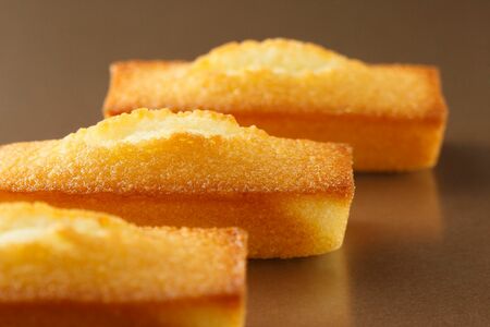 フィナンシェの命・アーモンドは世界大会優勝のシェフが厳選。厳重に低温輸送し生地に混ぜ込む直前に自社で挽き、香りよく仕上げる。「フィナンシェ」3個入り540円など