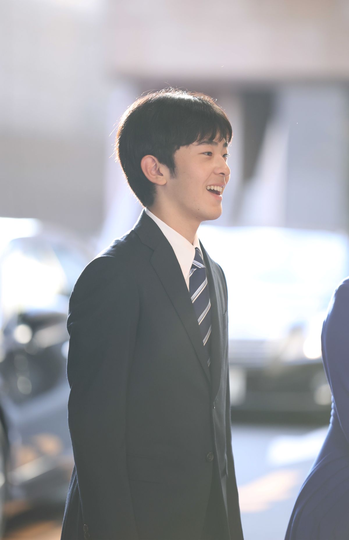 成年式終了後、親族との『内宴』のため帝国ホテルに向かわれる悠仁さま。自然な笑顔で