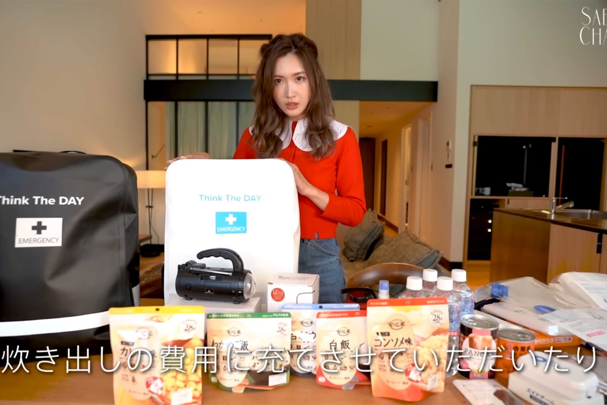 ThinkTheDAYのオリジナル防災セットは税込み19800円。リュックのデザインにもこだわる（「SaeChannel」より）