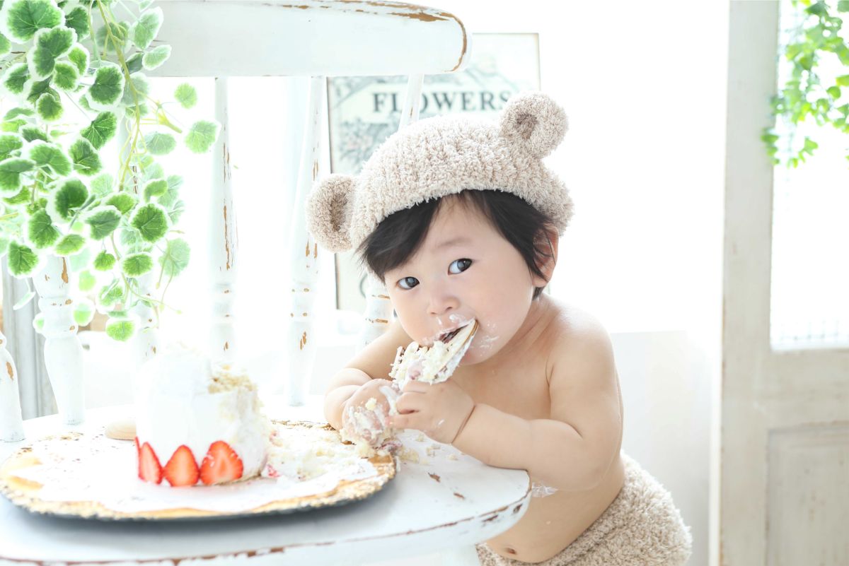 1歳の誕生日にケーキを自由に手づかみで頬ばるマッシュフォトケーキに挑戦